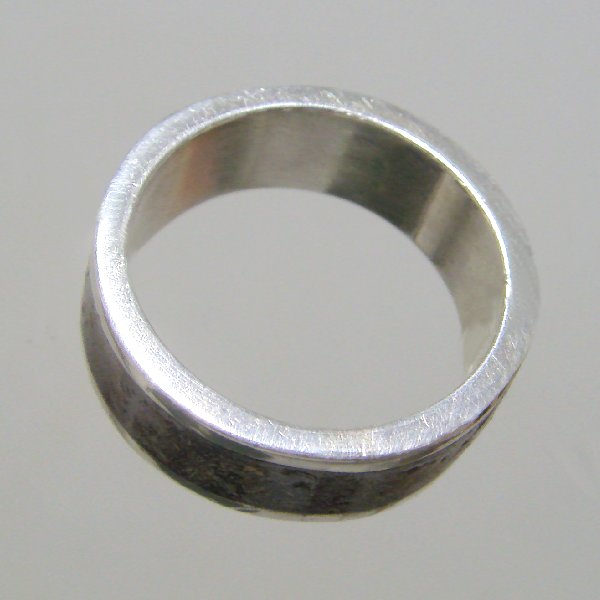 (r1148)Silver ring in strip band style.